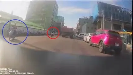 范男(藍圈處)疑似欲從外側欲切向內側，吳男(紅圈處)在後方見狀煞車不及。翻攝自臉書社團愛新莊我是新莊人