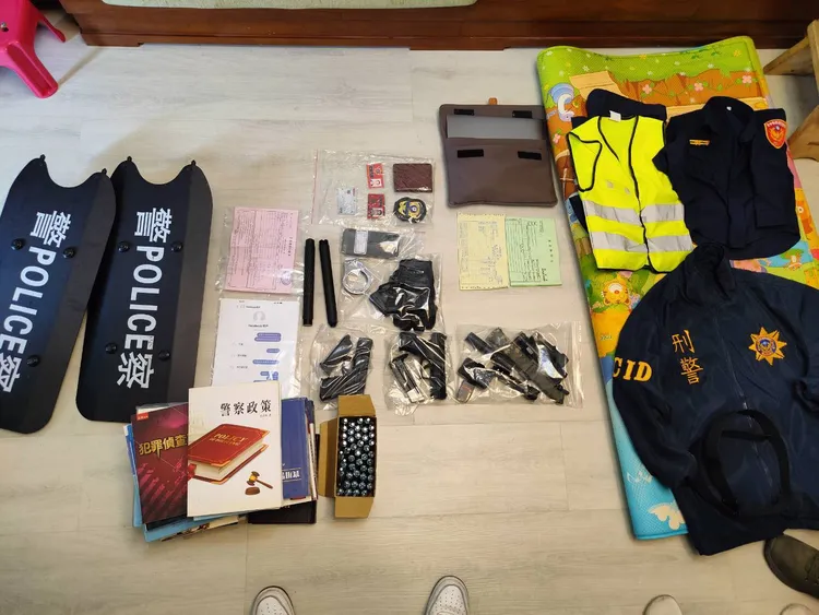 警方查獲警用手盾、空氣手槍、警察制服、刑警外套等證物。