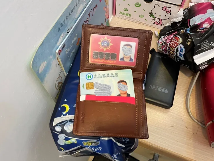 警方查獲陳嫌持有的假警察服務證。讀者提供