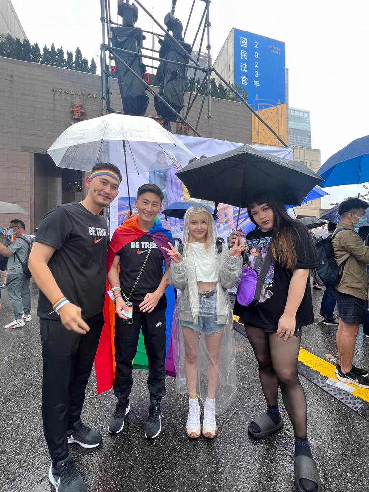 知名同志網紅夫夫小銘（左起）、小玄與張若凡、草莓在台北同志大遊行相見歡。索尼音樂提供