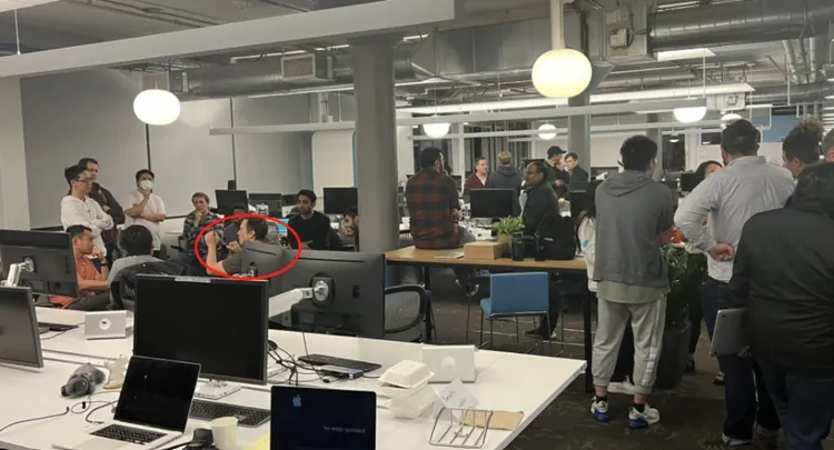 馬斯特(紅圈處)半夜還與推特員工進行討論。翻攝推特