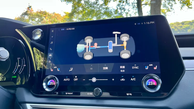 14吋螢幕內建了原廠中文衛星導航，並將大部分功能整合於其中。陳志淵攝