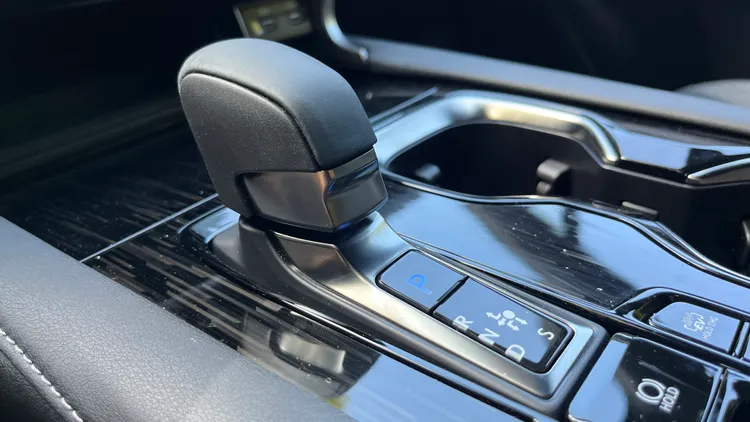 中央鞍座上採使用更便利的電子線傳排檔桿。陳志淵攝