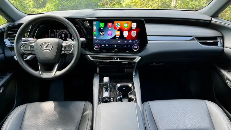 在TAZUNA全環繞駕駛座艙理念下，全新RX在整體視覺的科技豐富度更勝以往。陳志淵攝