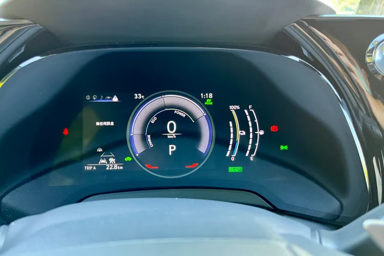 標準配備全彩液晶儀表板，提供各項油電系統資訊、主動駕駛輔助系統等顯示功能。陳志淵攝