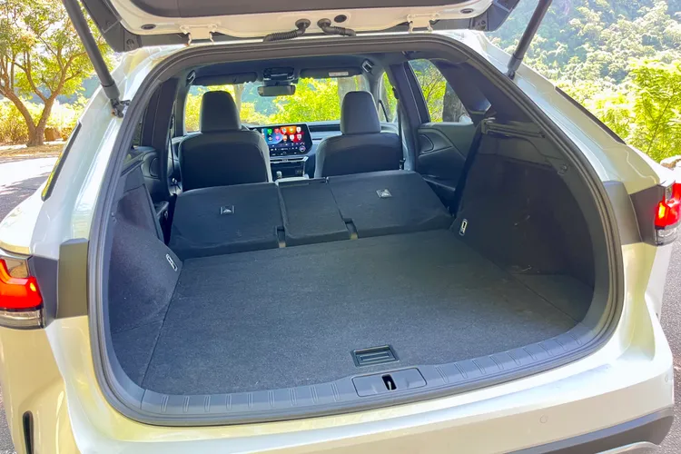 行李廂標準容積即擁有612公升，打平之後容積更是驚人。陳志淵攝