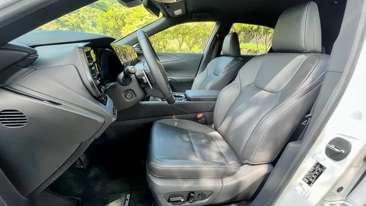 豪華版車型雙前座均為8向電動調整，並附有通風 / 加熱功能。陳志淵攝