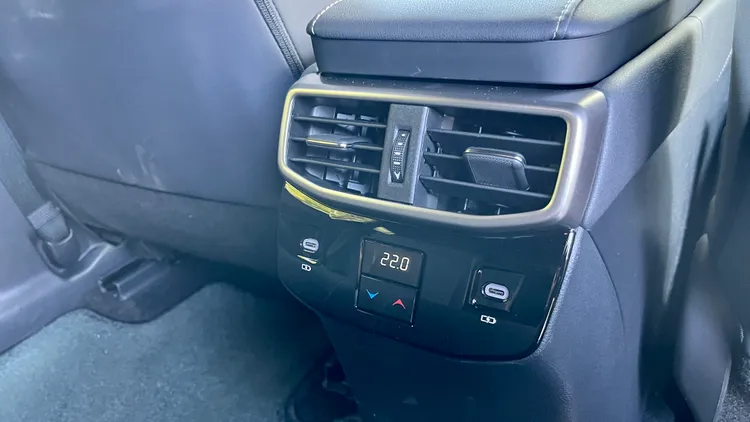 後座中央配置獨立恆溫空調介面，並附有兩組Type C的USB插孔。陳志淵攝