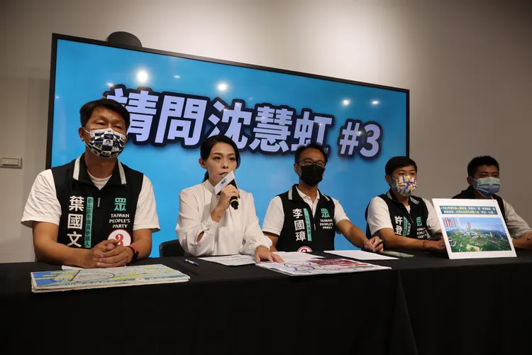 後期高虹安更針對R1道路、交通、棒球場等議題窮追猛攻，成功喚起市民8年來累積的不滿。資料畫面