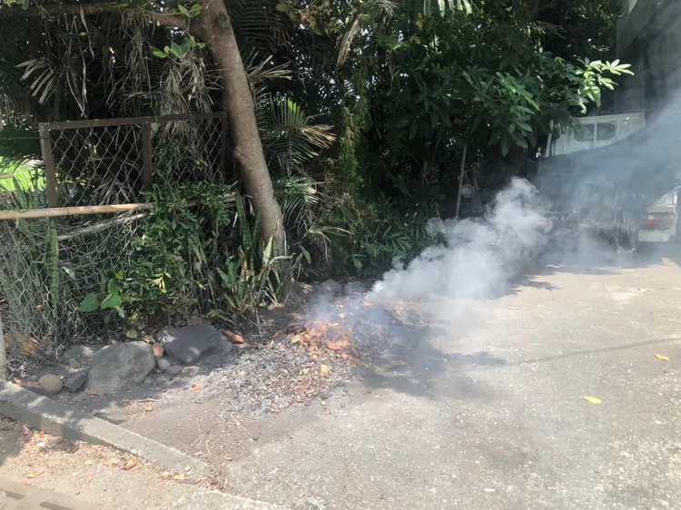 就地焚燒，除造成煙灰臭味外，稍有不慎影響行車安全，甚至發生火警。台東縣環保局提供
