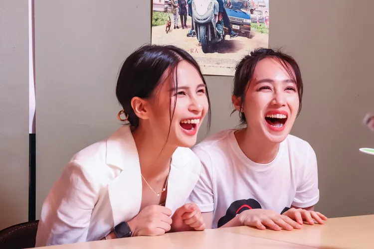 林亭莉（左）、小薰因拍《哈勇家》培養出好感情。趙世平攝
