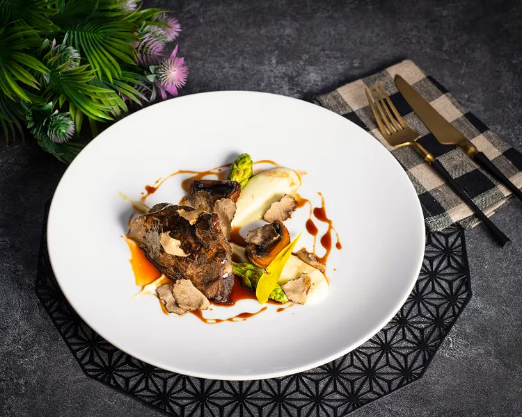 台北遠東香格里拉馬可波羅義大利餐廳24小時慢燉澳洲和牛頰佐晚香玉筍與巴羅洛紅酒醬汁。業者提供