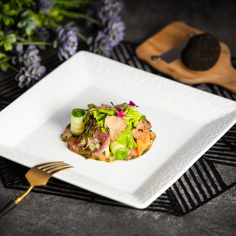 台北遠東香格里拉馬可波羅義大利餐廳青魽魚及黑松露佐鮭魚卵。業者提供