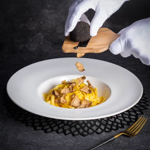 霸氣外「露」!五星飯店桌邊現刨新鮮黑松露晚宴 只賣11天