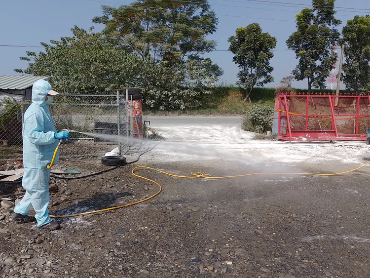 防疫人員協助鴨場消毒。屏東縣政府提供