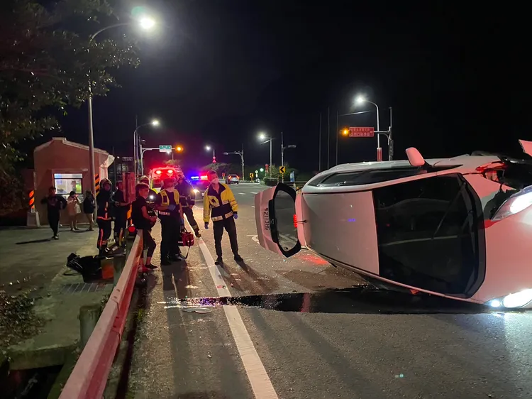 所幸車上2人輕傷送醫。翻攝畫面