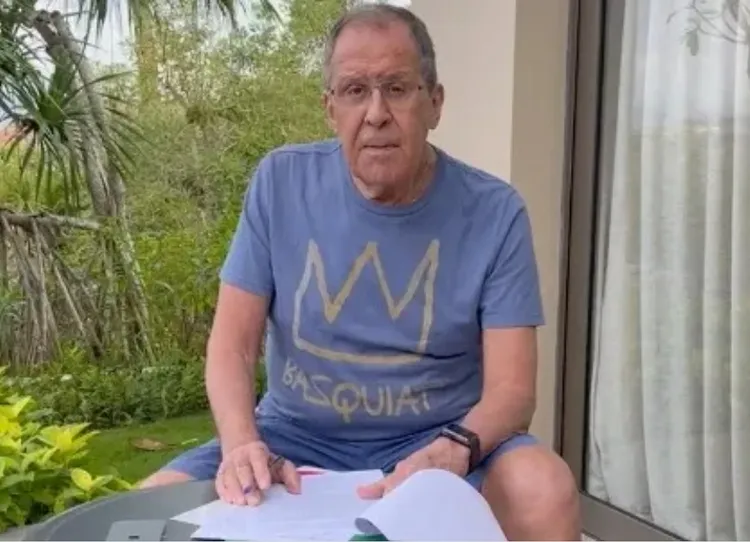 拉夫羅夫貼出準備開會文件的照片，證明自己沒有心臟病發躺在醫院。路透社