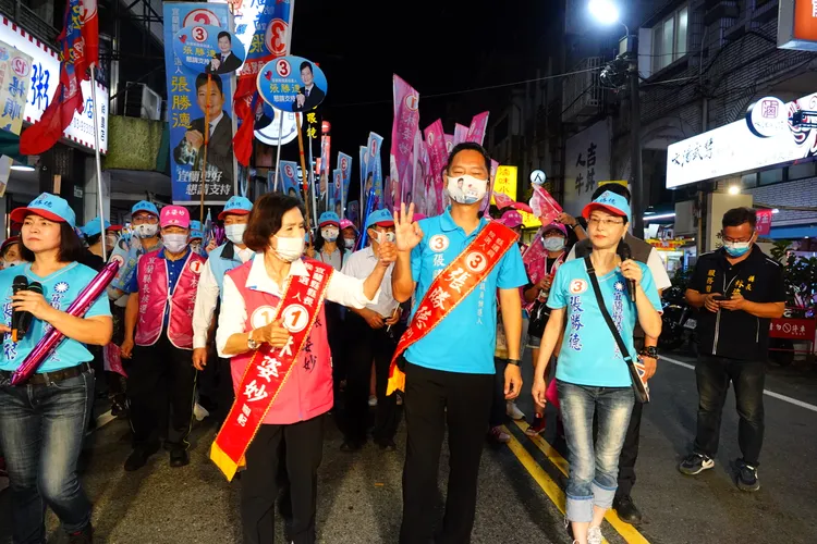林姿妙選前之夜在宜蘭市及羅東鎮兩地大遊行催票。林泊志攝