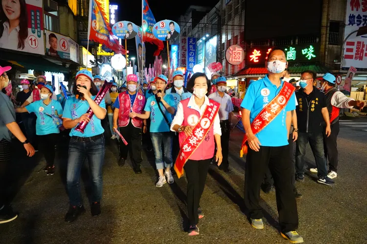 尋求連任的林姿妙在選前之夜前往宜蘭市及羅東鎮兩地大遊行催票。林泊志攝