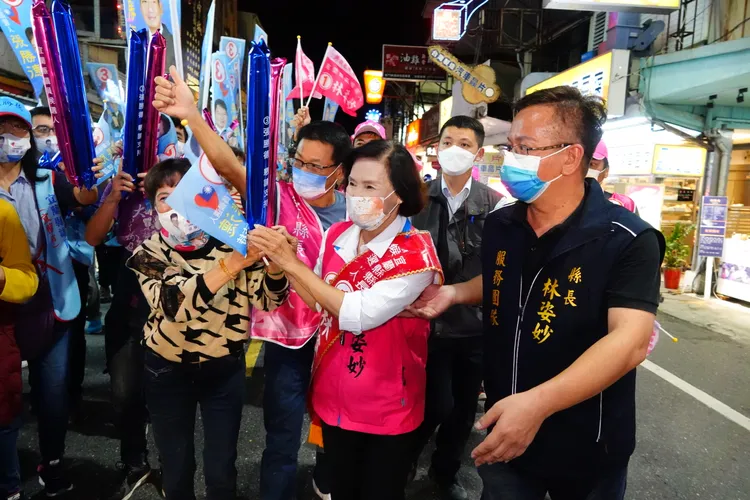林姿妙選前之夜在宜蘭市及羅東鎮兩地大遊行催票。林泊志攝