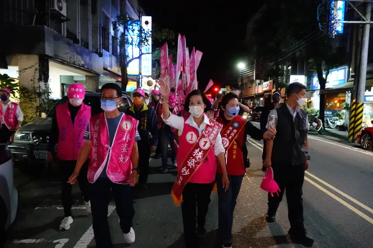 林姿妙選前之夜遊行催票。林泊志攝