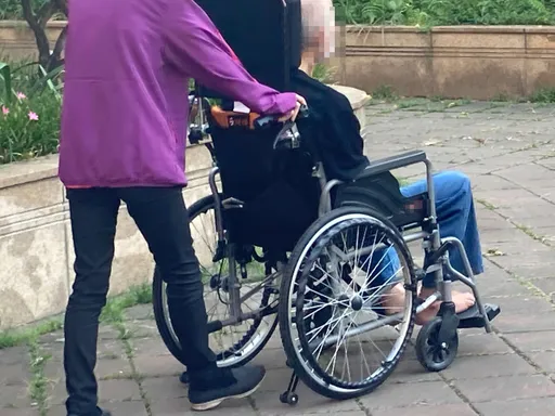 4千萬「富街友」!流浪高屏推輪椅乞討 心中惦記這些風光史