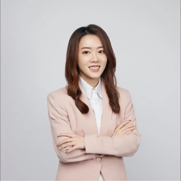 張愉婕4年前參選時也因為外型亮麗加上高人氣，發生背板被偷的事件。翻攝臉書