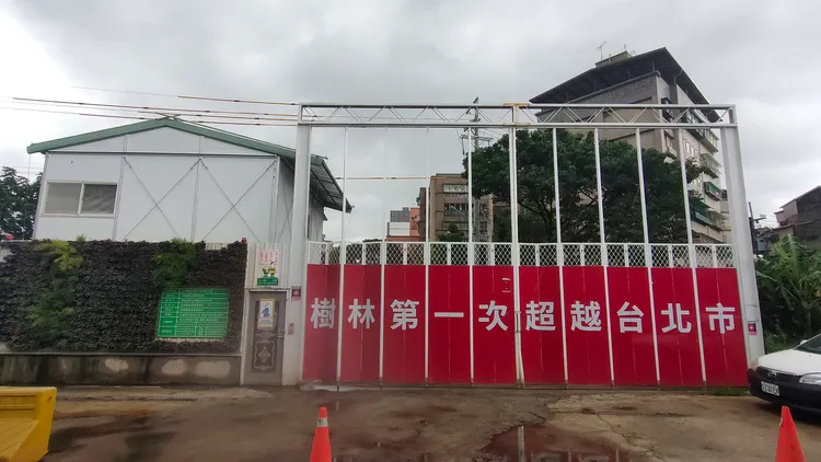 記者走訪凱旋大苑工地，「樹林第一次超越台北市」的廣告詞還貼在鐵皮圍籬上，但大門深鎖。黃子騰攝