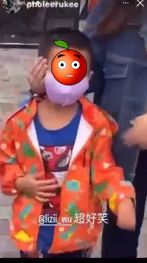 家長嚇到趕緊摀住小孩的耳朵逃離現場。翻攝IG/lizii_Wu