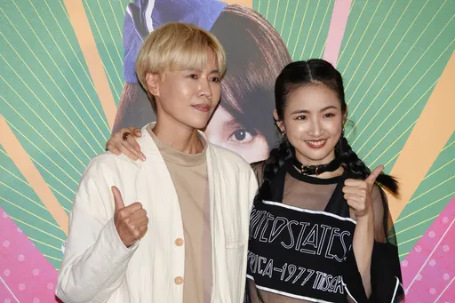 林依晨黑色薄紗裝露小蠻腰　力挺20年經紀人首作「練摔角」