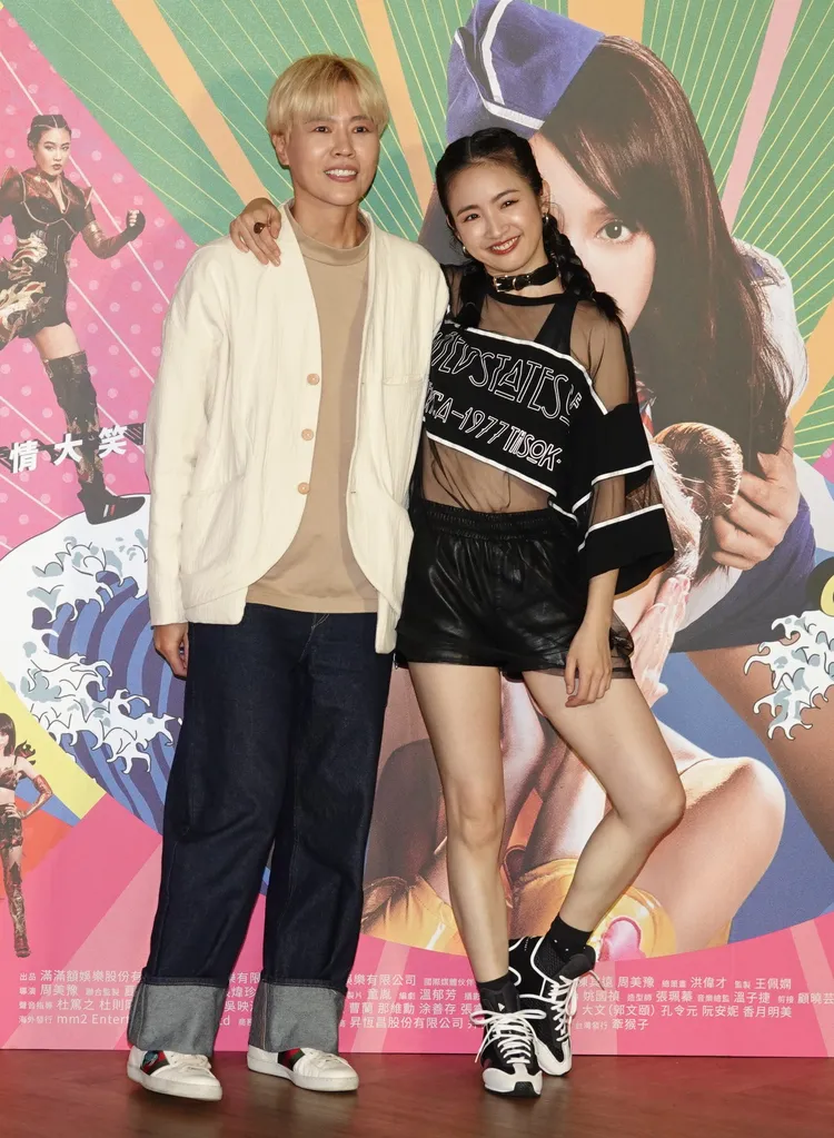 林依晨（右）黑色薄紗裝露小蠻腰。陳德興攝
