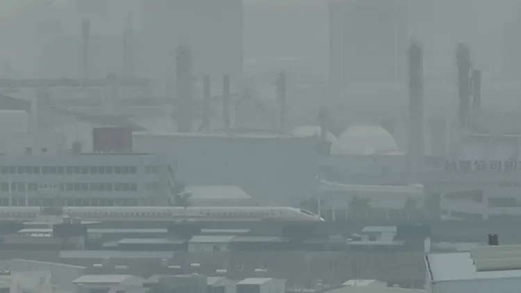 高雄今日能見度不佳，大社區上空呈現灰濛濛景象。侯昌騰攝