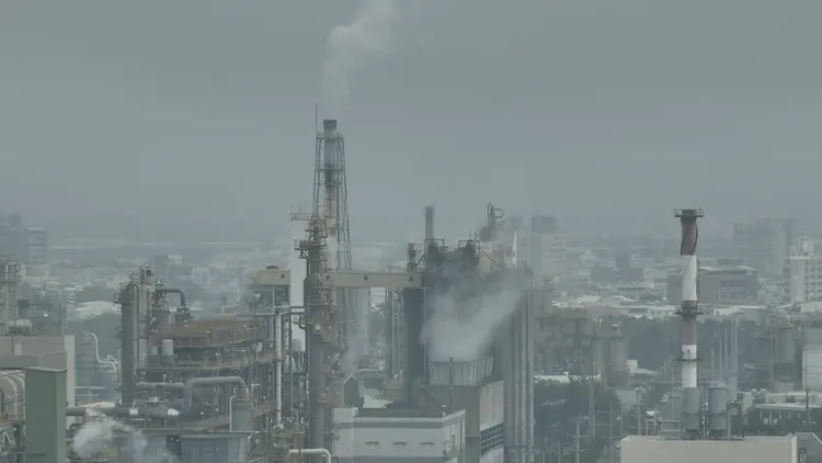 高雄今日空氣品質與能見度不佳。侯昌騰攝