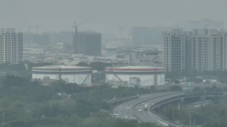 高市今日能見度不佳，楠梓區上空呈現灰濛濛景象。侯昌騰攝