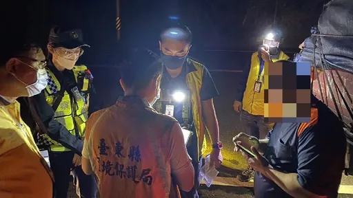 不肖業者深夜偷運生雞糞 台東警攔檢開罰令原車載回出貨地
