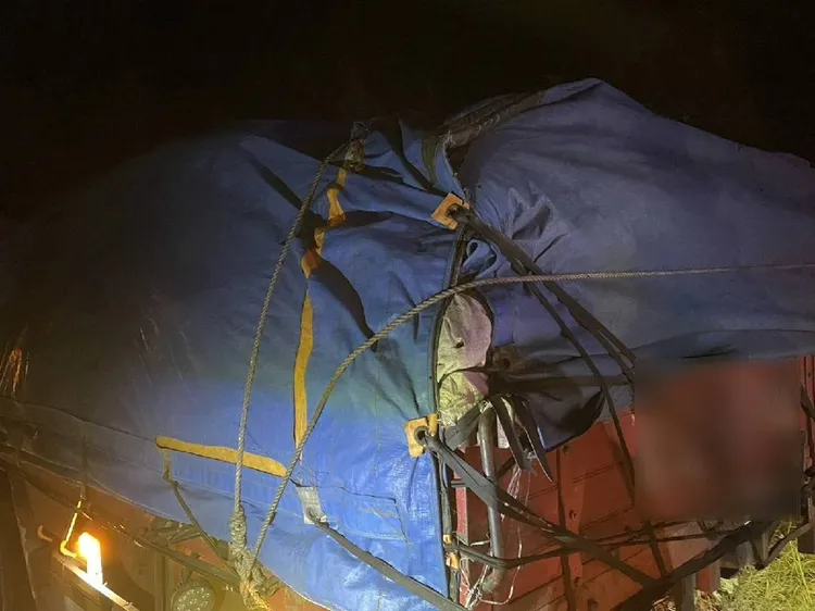 帆布包裹下的是200包的麻布袋生雞糞。大武分局提供