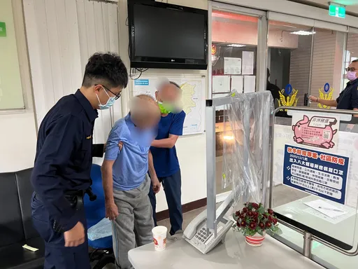 桃園失智翁夜半找媽媽 暖警幫他回家路