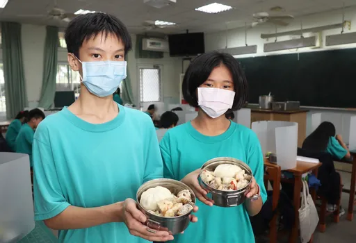 班班吃石斑　高雄偏鄉營養午餐開動！萬名師生享海味