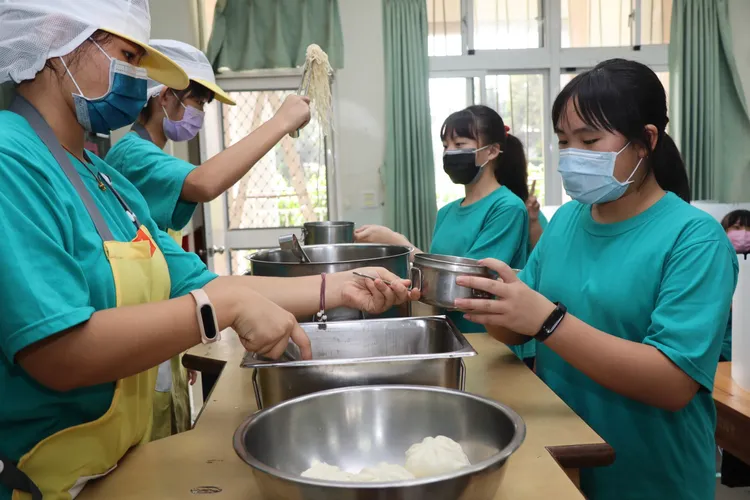 學生開心享用石斑魚料理。教育局提供