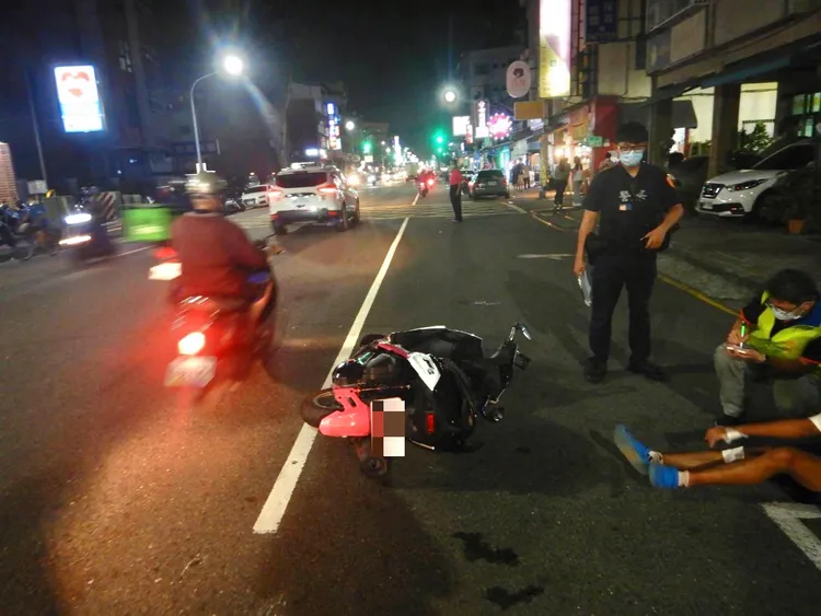 警方在車禍現場測繪。讀者提供