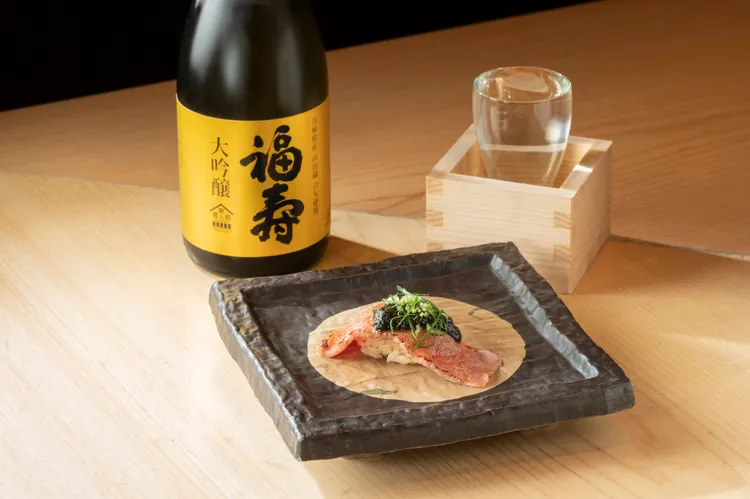 卡莉怪妞介紹神戶的美食與美酒。ASOBISYSTEM提供