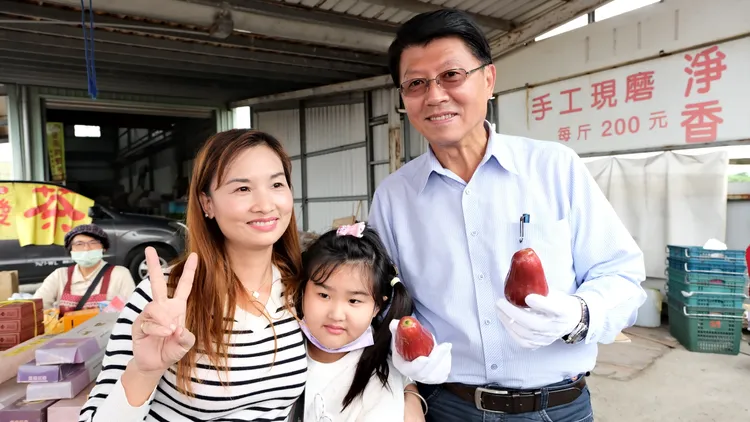 他來者不拒，和支持者合影。謝龍介提供