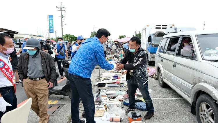 謝龍介到善化牛墟拜票，受到攤商歡迎。謝龍介提供