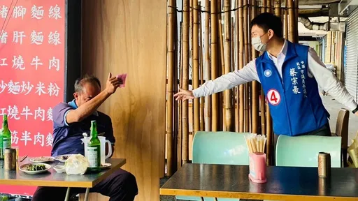 謝龍介小鮮肉發言人日跑15小時拜票 遭網友問「鞋穿幾號的」