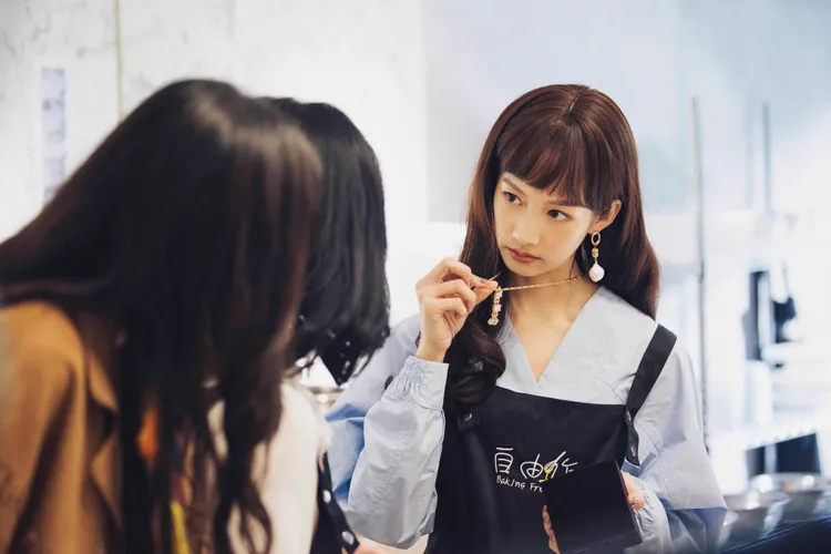 簡嫚書在劇中戴著「婚姻好朋友」飾品。公視提供