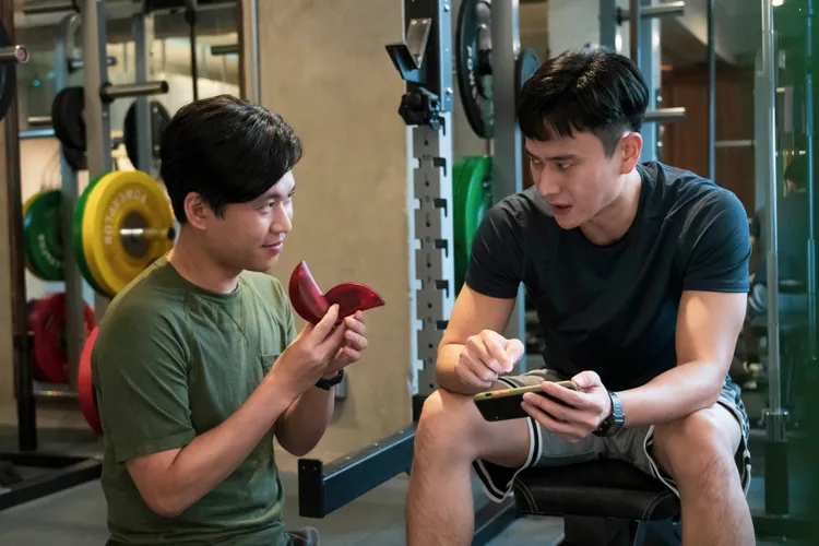 黃迪揚（左）發明「人工智慧滑鼠」給劉冠廷修復感情。公視提供