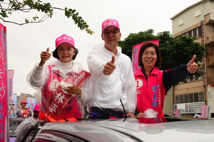 朱立倫陪宜蘭縣長林姿妙掃街拜票。林泊志攝