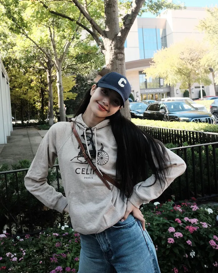 身為CELINE全球形象大使的Lisa，在巡演期間不忘在私服造型中「置入」品牌單品。翻攝lalalalisa_m IG