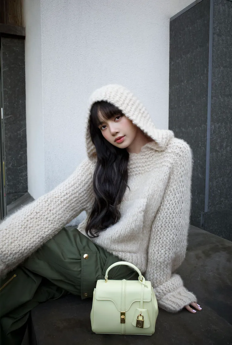 Lisa日前秀出的CELINE 16鎖頭小牛皮革迷你手提包，還引出粉絲們自發動員上線留言，開啟團體勸敗模式。翻攝lalalalisa_m IG