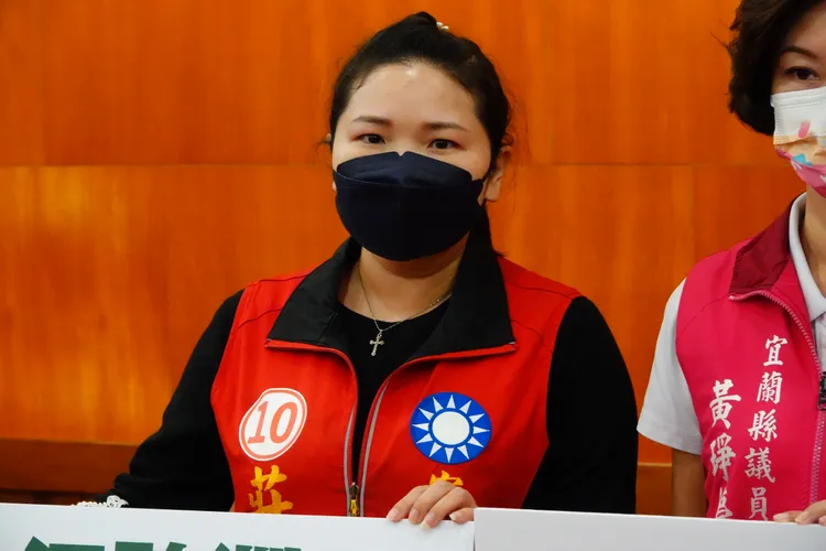 議員莊淑如說，林姿妙上任後敬老年金連續多年調整，但是江聰淵八年市長任內一次都沒調整過，如今推出「敬老369」根本就是要騙選票。林泊志攝